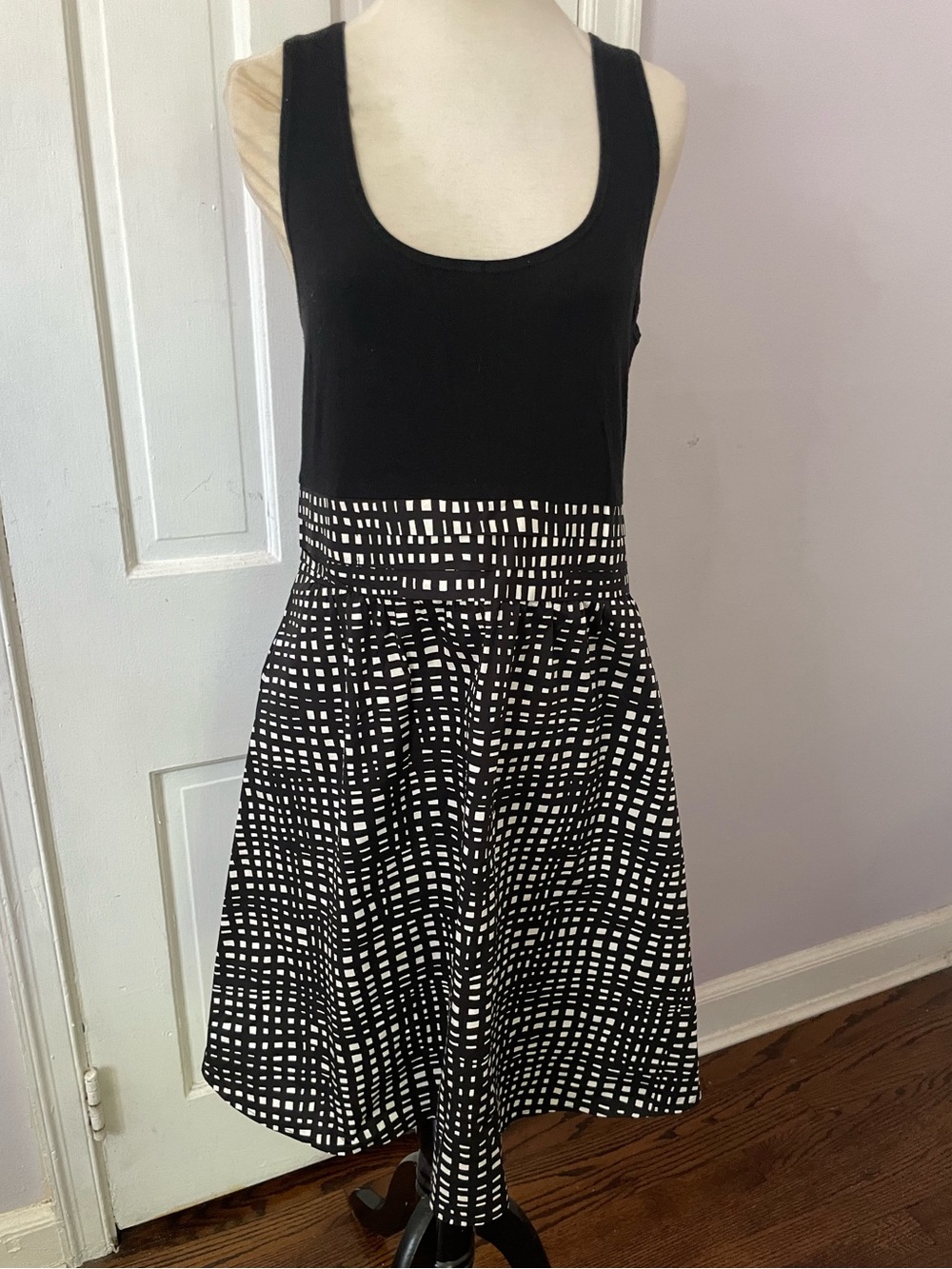 Theory Black & White Geometric Fit‑and‑Flare Dress w/ Hidden Pockets – Size 8
